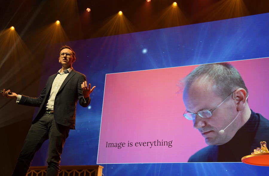 Foto: Dan McCrum tijdens Accountantsdag