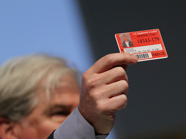 Foto Andrew Fastow toont identiteitsbewijs gevangenis