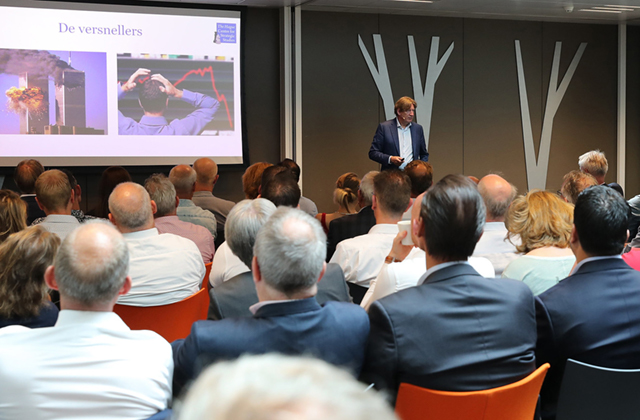 Foto Rob de Wijk en publiek in de zaal