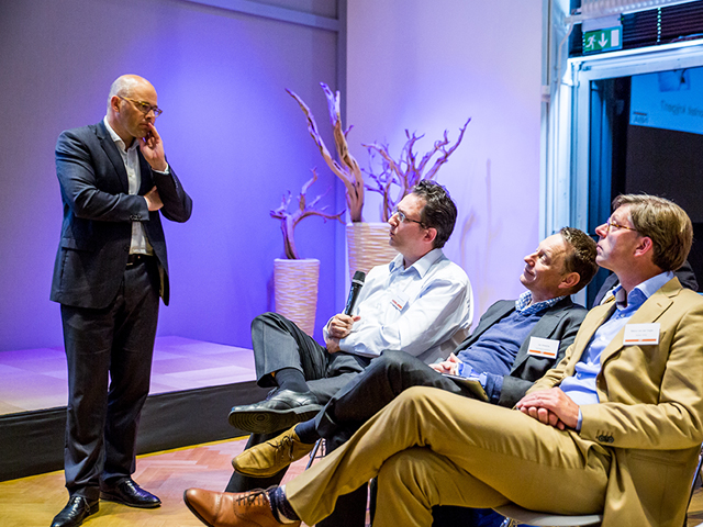Foto Robert Mul in gesprek met Arnout van Kempen
