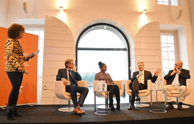 Foto discussie panel op podium