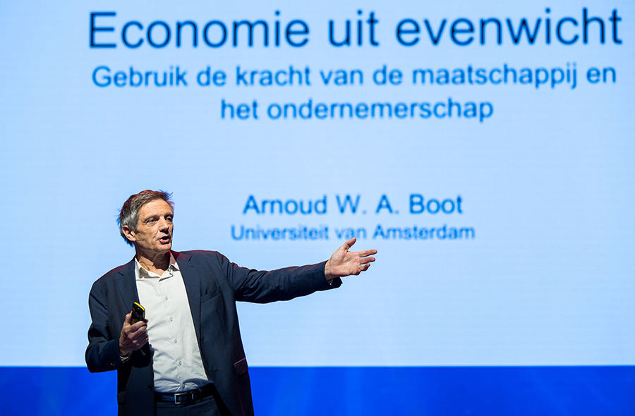 Accountantsdag 2024: hoogleraar Arnoud Boot op het podium