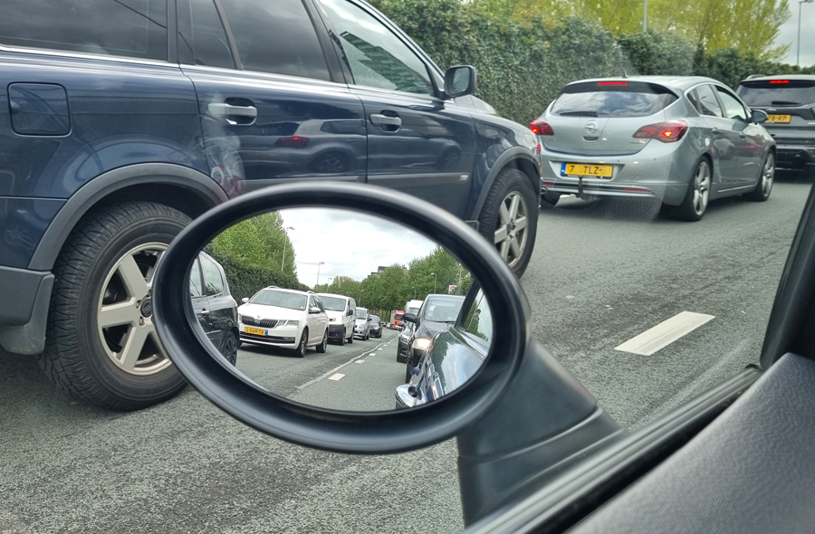 Foto: auto's in de file