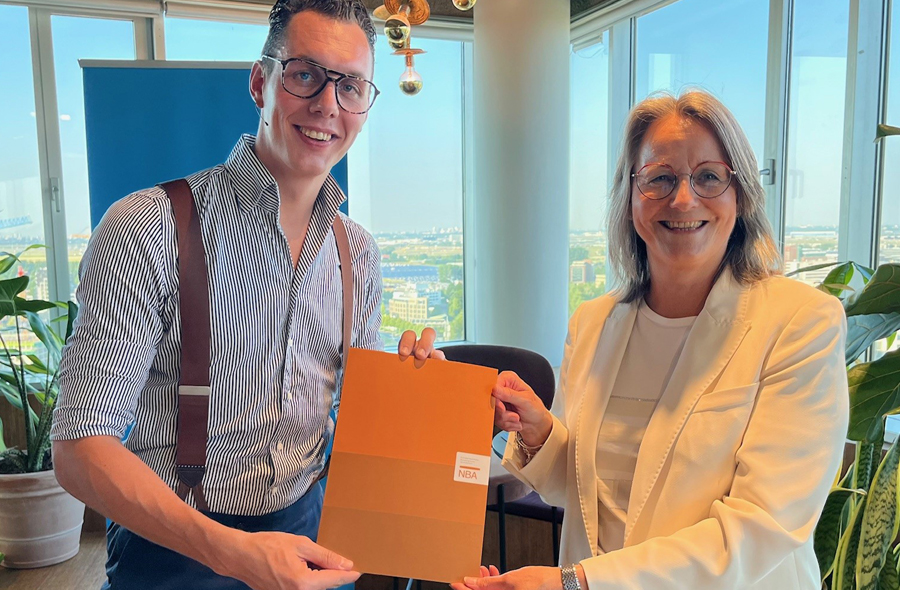 Diploma-uitreiking aan Leo Veldhuizen