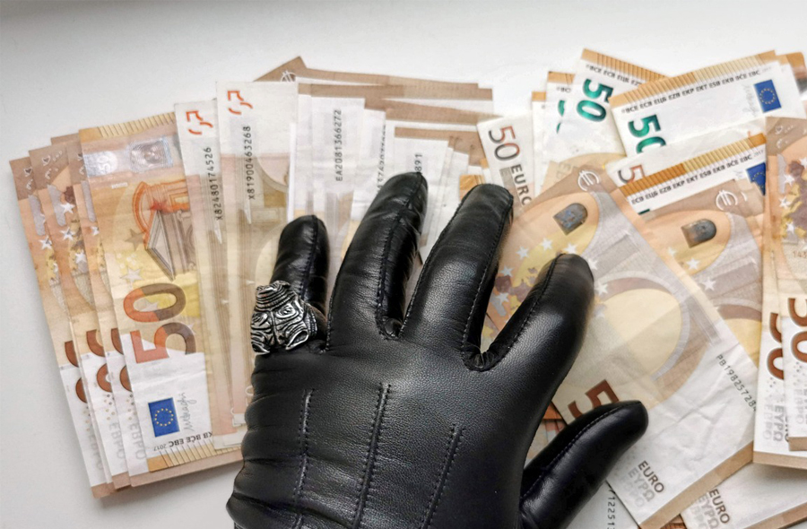 Foto: zwarte handschoen met geld