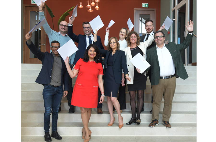 Groepsfoto diploma-uitreiking
