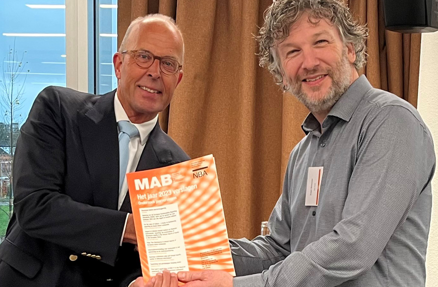 Uitreiking eerste exemplaar Het Jaar verslagen aan Ton Meershoek door Arjan Brouwer.