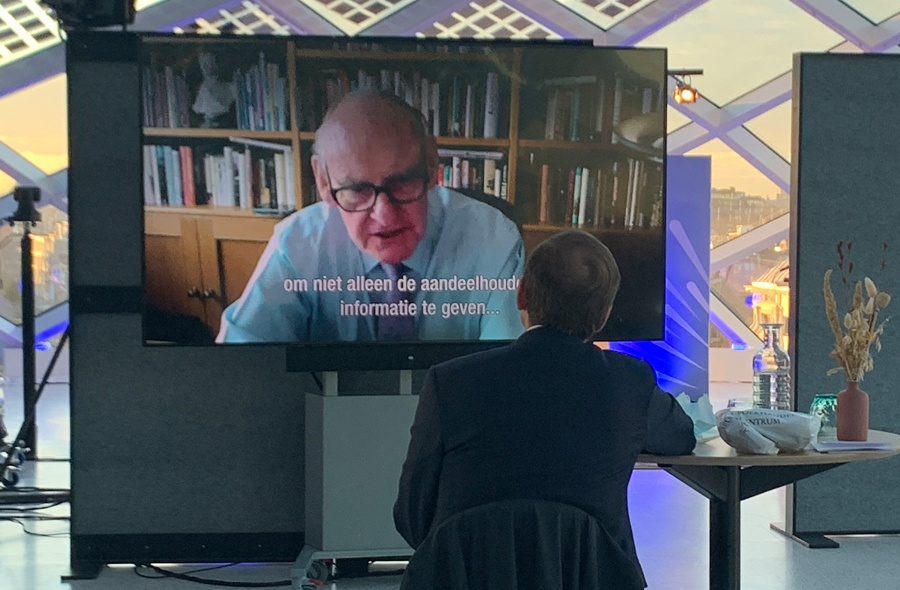 Foto Sir Donald Brydon op videoscherm