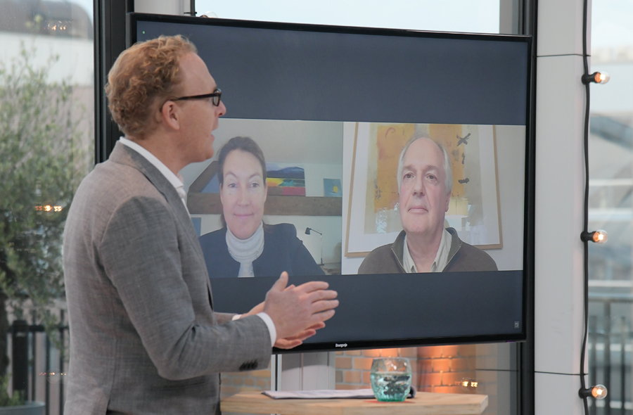 Foto Rens de Jong en Geraldine Matchett en Paul Polman op videoscherm