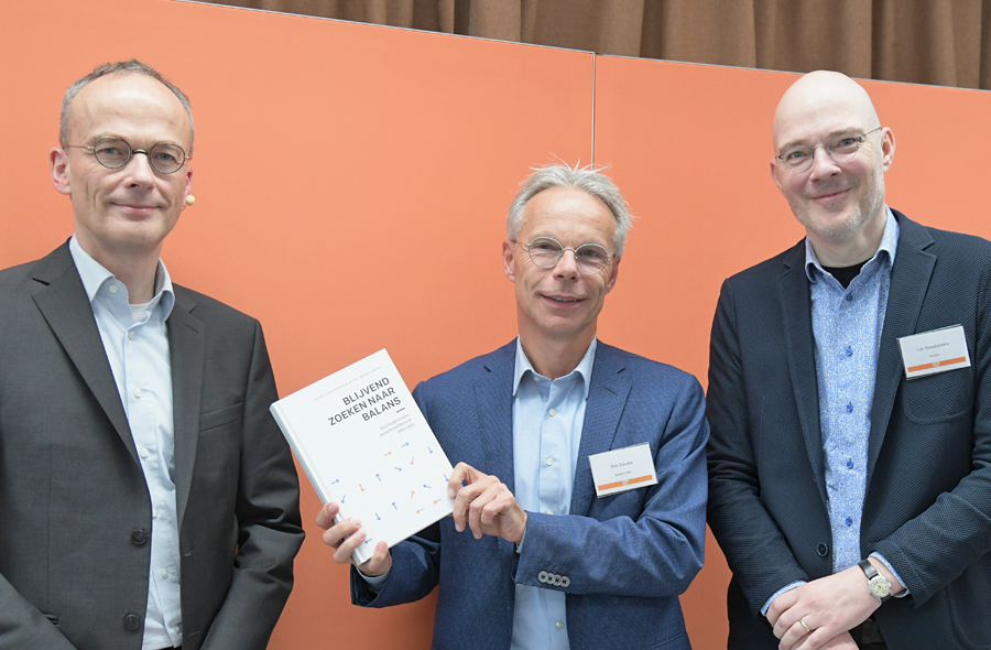 Foto: Overhandiging boek aan Kris Douma door Luc Quadackers