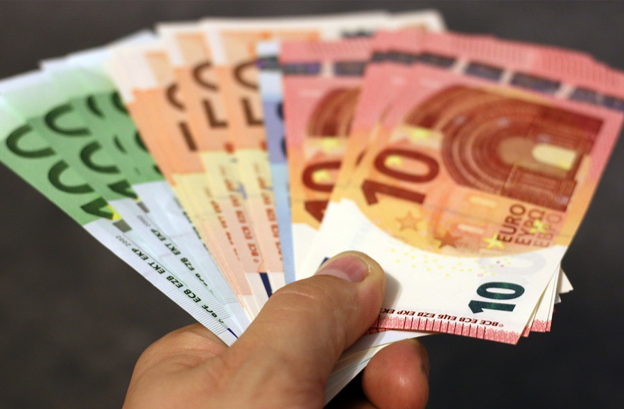 Foto: hand met geld