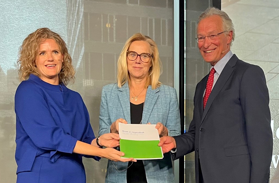 Foto: overhandiging rapport aan minister Kaag