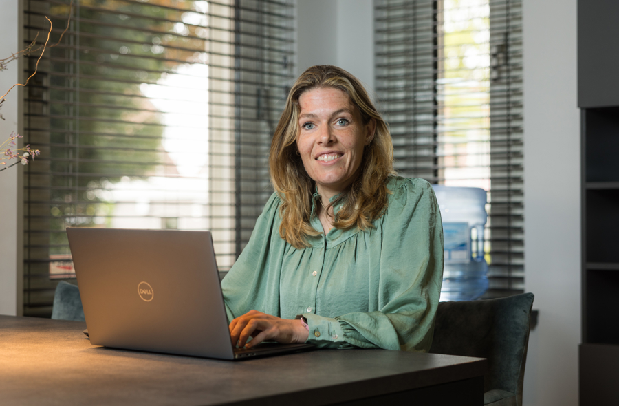 Foto Valerie van Hooijdonk-de Rover aan bureau achter laptop
