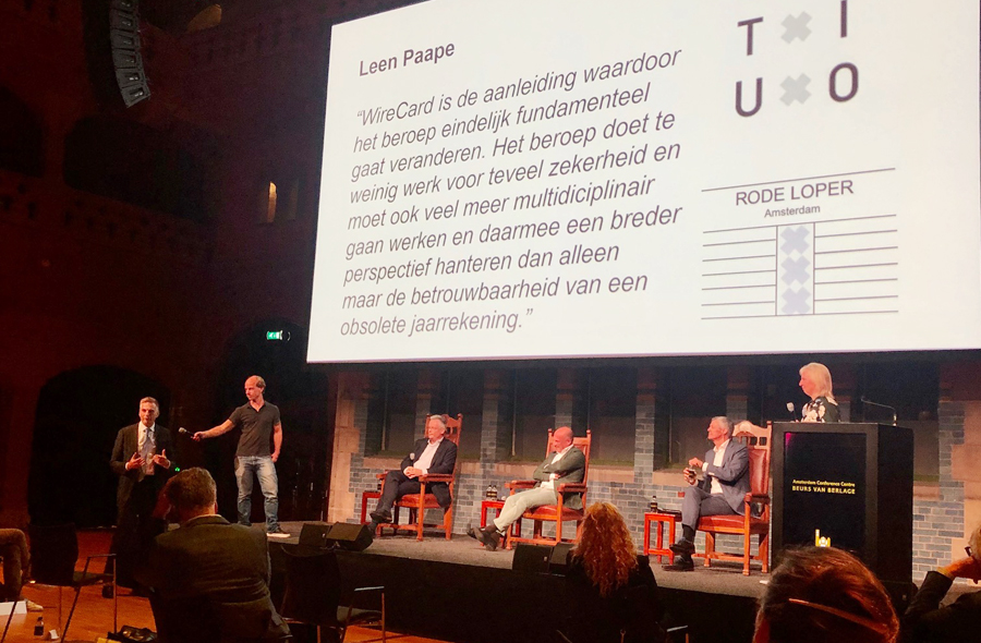 Foto deelnemers discussie op podium