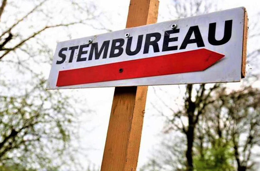 Foto: bordje met verwijzing naar stembureau