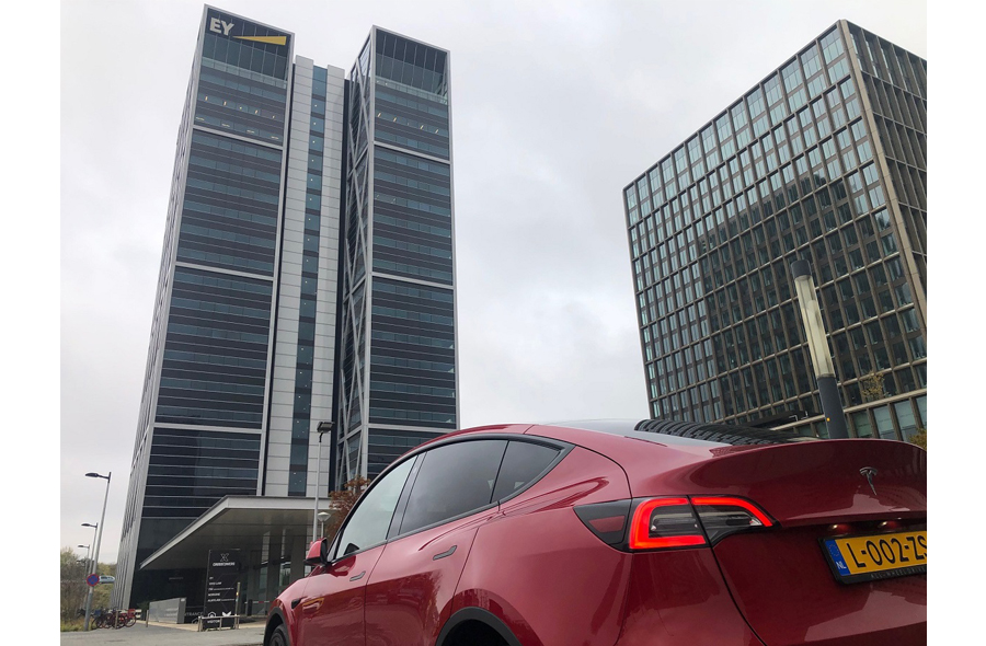 Tesla_EY_900x590.jpg