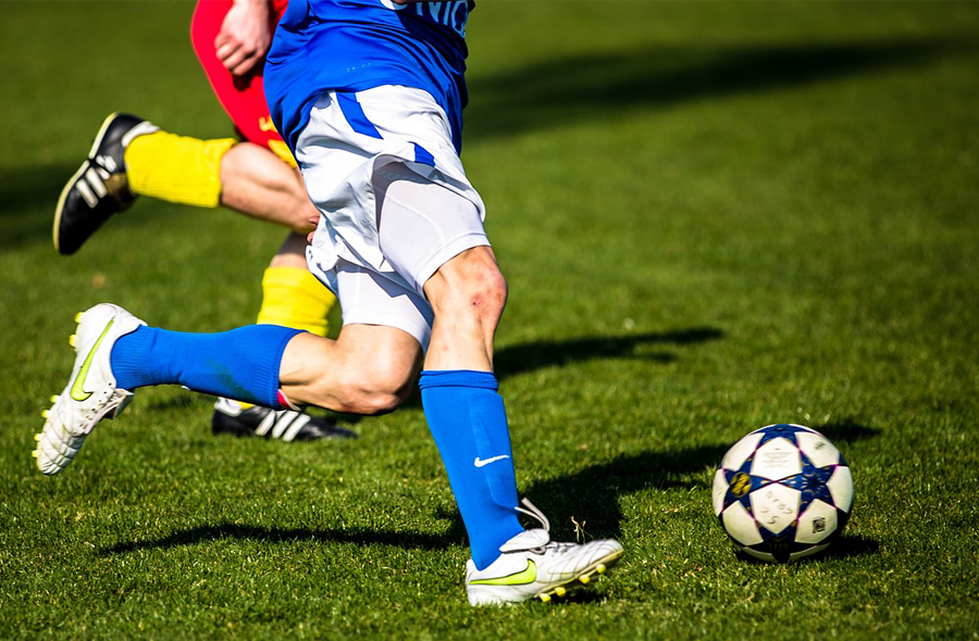 Foto: voetballers met bal