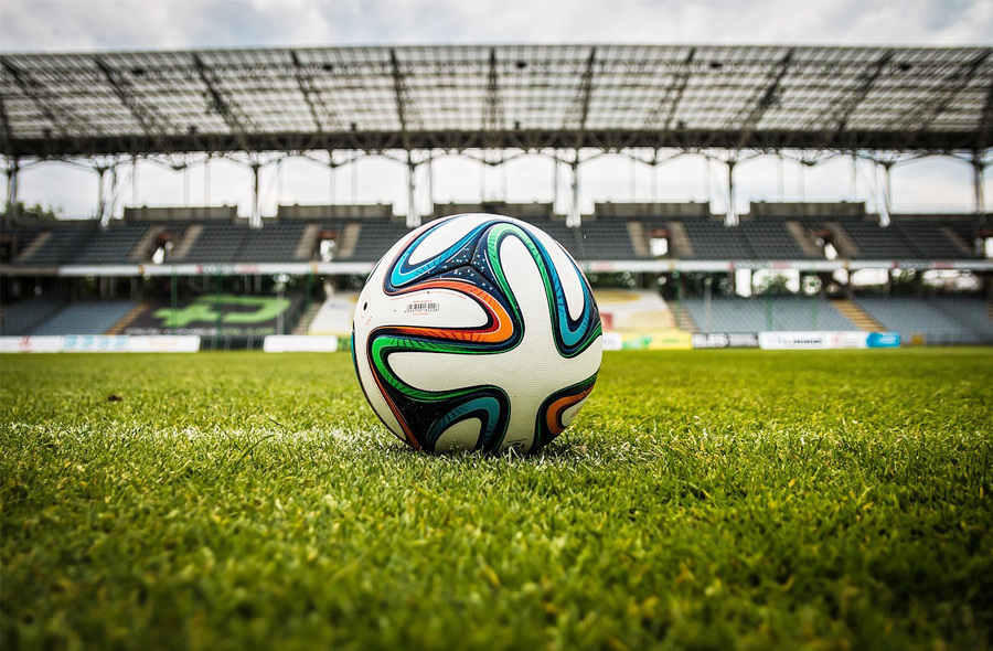 Foto: Voetbalveld met voetbal